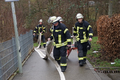 Stuttgart Freiberg: Brennende Zeitungen sorgen fuer Grosseinsatz der Feuerwehr